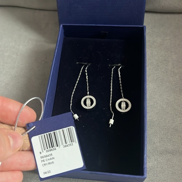 Swarovski Dextera drop earrings
Long, White, Rhodium plated - Picture 9 of 11